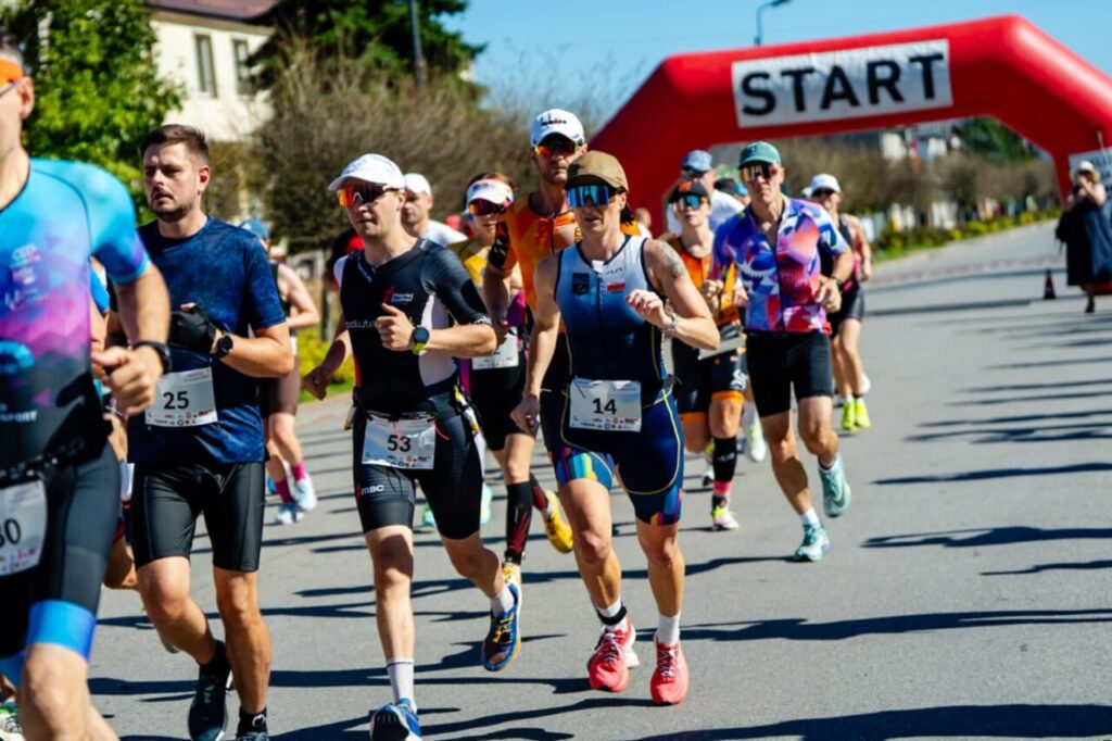 Zawodnicy startujący w biegu podczas zawodów triathlonowych organizowanych przez Polski Związek Triathlonu
