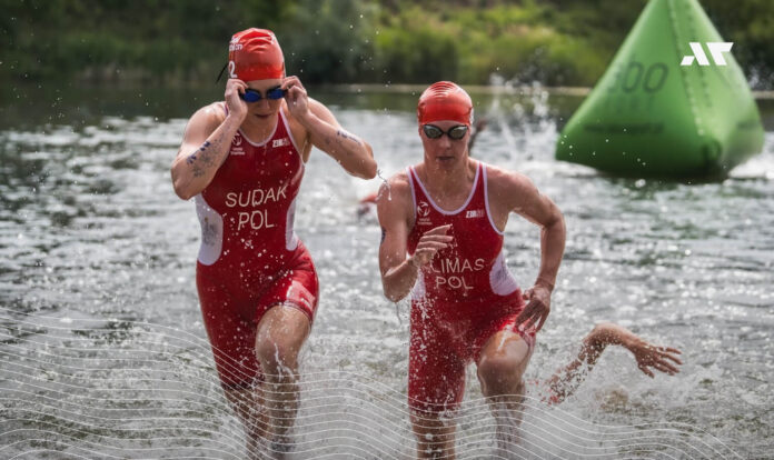 Zawodniczki reprezentacji Polski w triathlonie wychodzące z wody podczas etapu pływackiego zawodów międzynarodowych