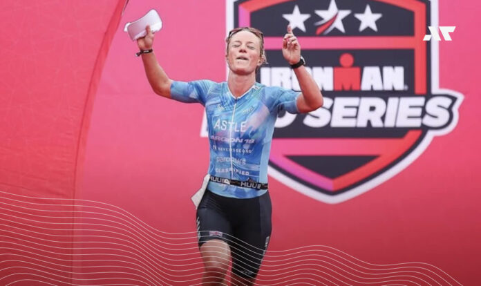 Ruth Astle na mecie zawodów IRONMAN Series, brytyjska triathlonistka PRO świętująca ukończenie wyścigu