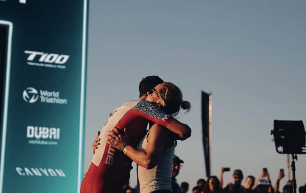 Brytyjska triathlonistka PRO po zakończeniu zawodów, symboliczny moment przerwy w karierze