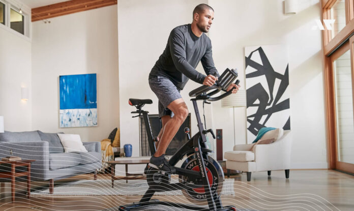 Trening triathlonowy na rowerze spinningowym w domu jako przygotowanie do debiutu bez roweru szosowego