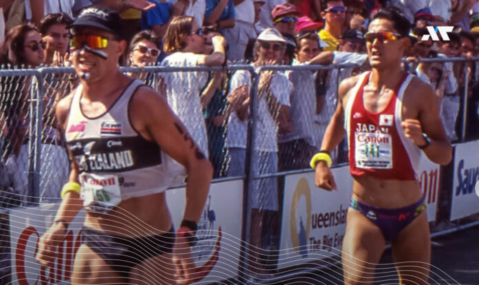 Zawodnicy triathlonu w latach 90. podczas zawodów World Triathlon – charakterystyczne krótkie slipki, kolorowe stroje reprezentacyjne i brak ujednoliconego designu.