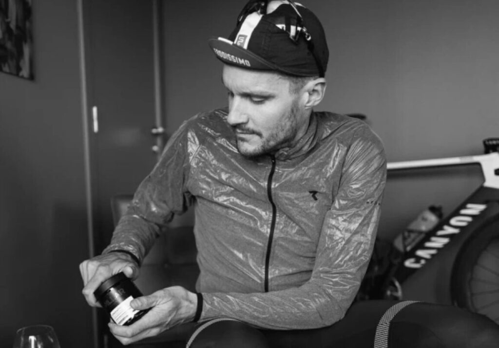 Jan Frodeno przygotowujący suplement diety z witaminami z grupy B przed treningiem