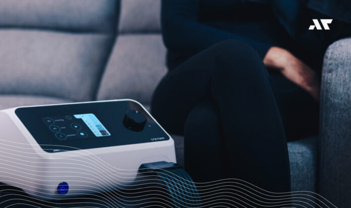 Aparat do presoterapii CarePump używany w warunkach domowych podczas zabiegu masażu uciskowego nóg