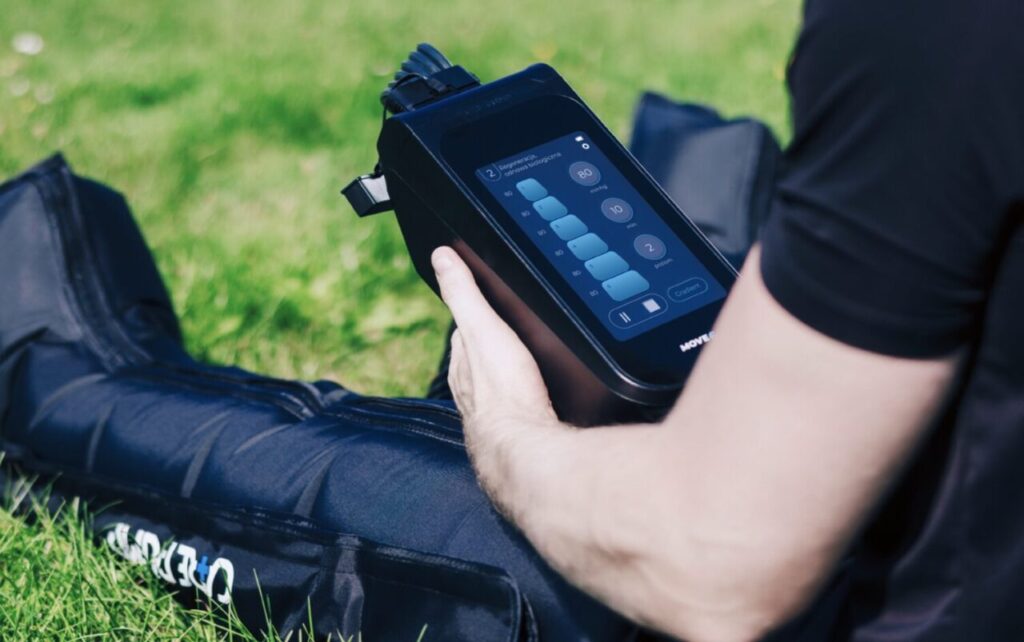 Aparat do presoterapii CarePump Sport używany w plenerze podczas regeneracji mięśni po treningu
