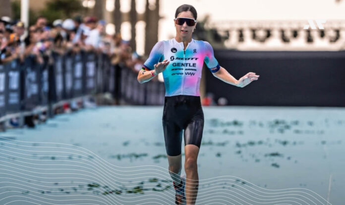 Ashleigh Gentle podczas biegu na finiszu zawodów T100 Triathlon, walczy o czołowe miejsce