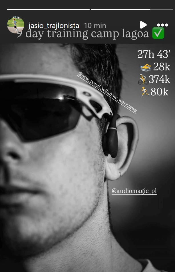 Zawodnik triathlonu w słuchawkach AudioMagic Sport Pro podczas treningu