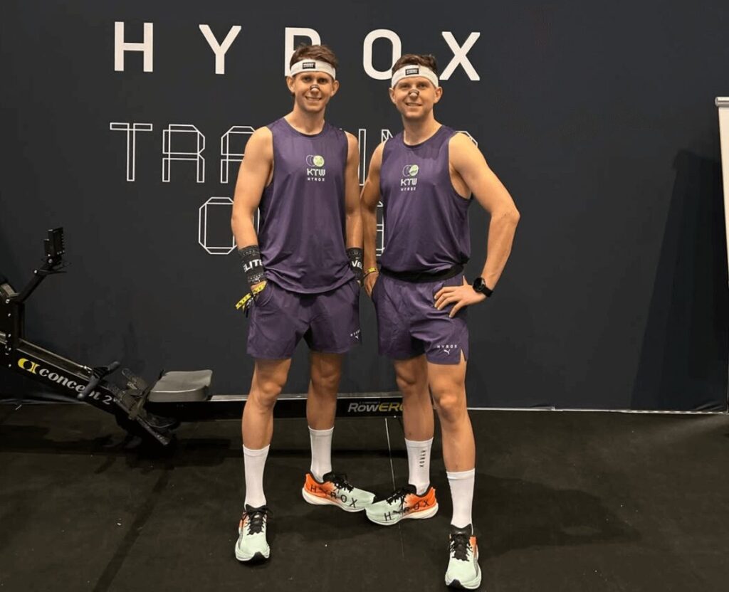 Sebastian i Paweł Najmowicz po ustanowieniu rekordu Polski HYROX PRO Doubles podczas zawodów w Katowicach w 2026 roku