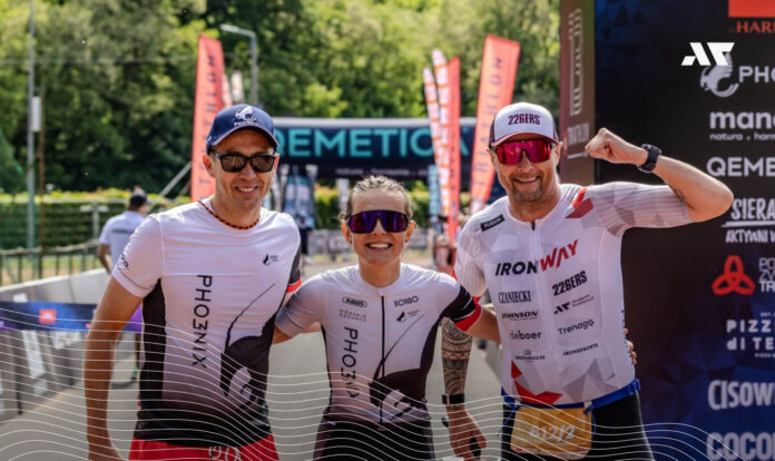Zawodnicy charytatywnej sztafety JBL Triathlon Sieraków po przekroczeniu mety – wspólny start, emocje i sportowa atmosfera wydarzenia.