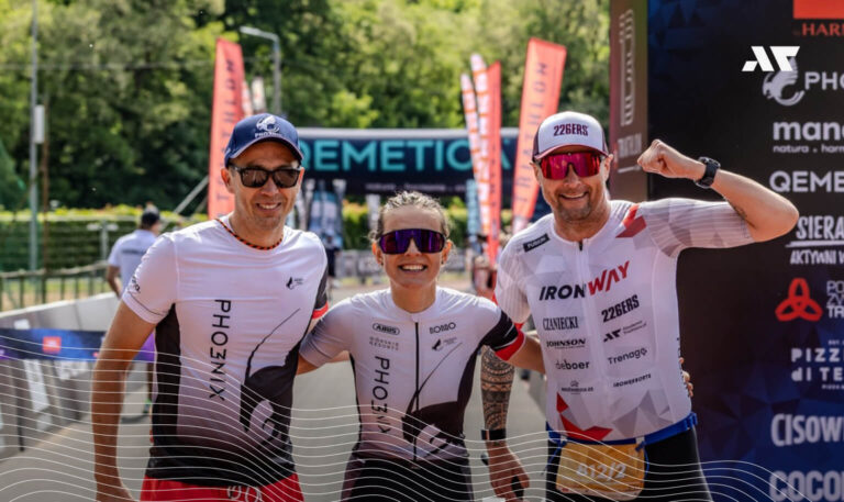 Zawodnicy charytatywnej sztafety JBL Triathlon Sieraków po przekroczeniu mety – wspólny start, emocje i sportowa atmosfera wydarzenia.