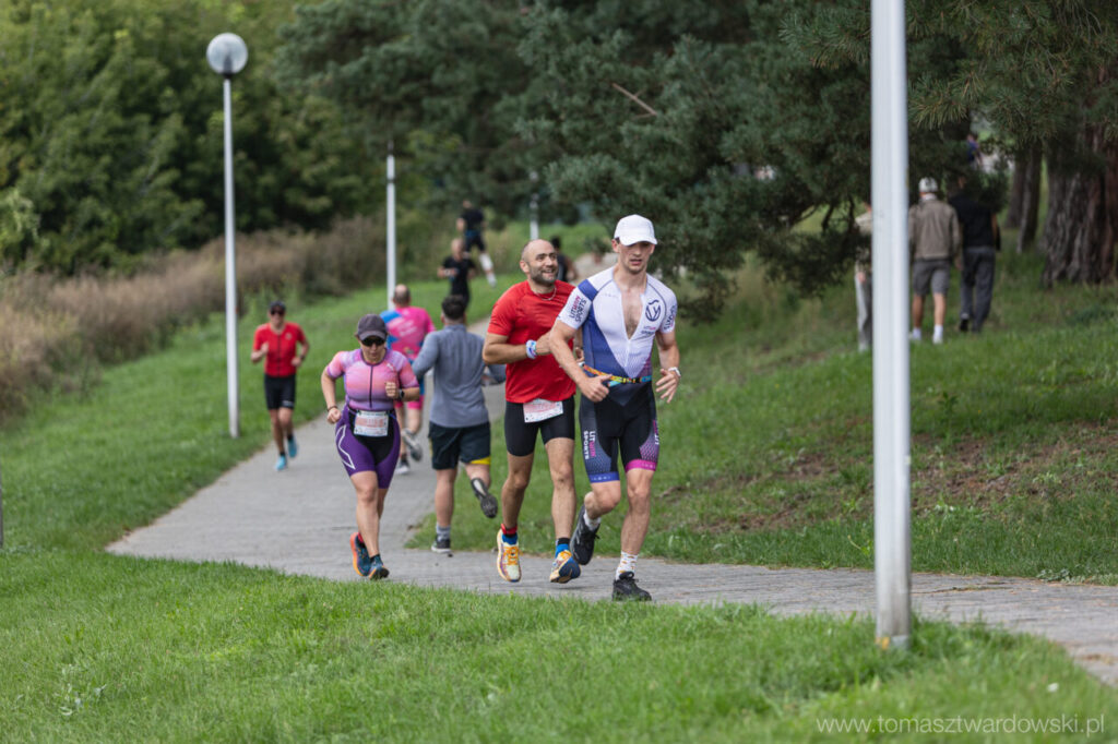 Checklist triathlon – zawodnicy podczas etapu biegowego na zawodach, przygotowanie do startu i kontrola tempa