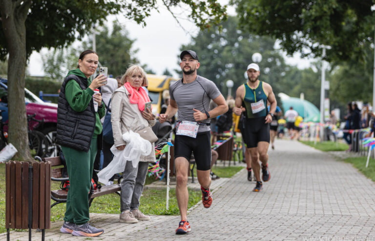 Checklist triathlon – zawodnicy podczas etapu biegowego na trasie zawodów, realizacja założeń startowych i kontrola tempa