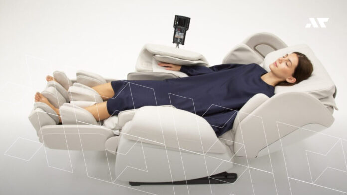 Fotel masujący zero gravity z funkcją masażu całego ciała – kobieta korzystająca z masażu pleców, nóg i stóp