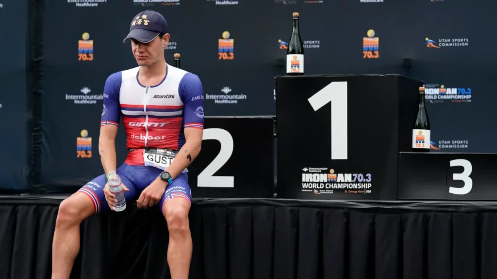 Gustav Iden siedzi przy podium podczas IRONMAN 70.3 World Championship, po zakończeniu wyścigu
