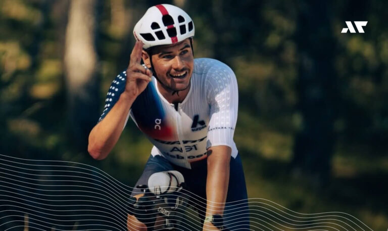 Gustav Iden podczas treningu kolarskiego w stroju triathlonowym