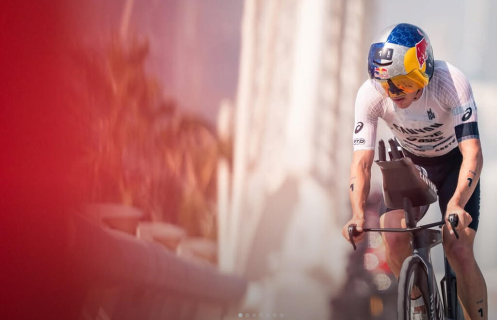 Hayden Wilde na rowerze podczas przygotowań do sezonu triathlonowego 2026 i startów w WTCS oraz T100