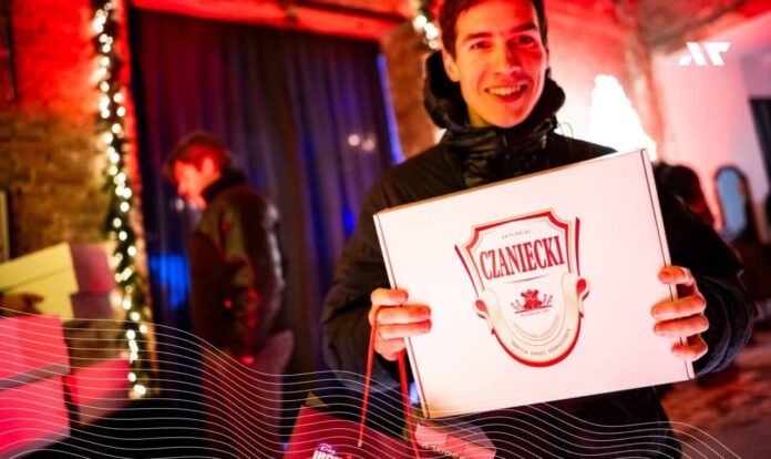 Kacper Stępniak z pakietem Czanieckie Makarony