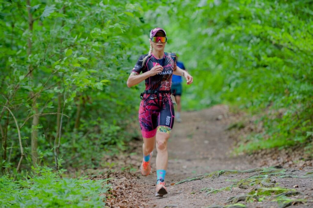 Biegaczka na leśnej trasie podczas JBL Triathlon Sieraków 2026 – etap biegowy w terenie crossowym