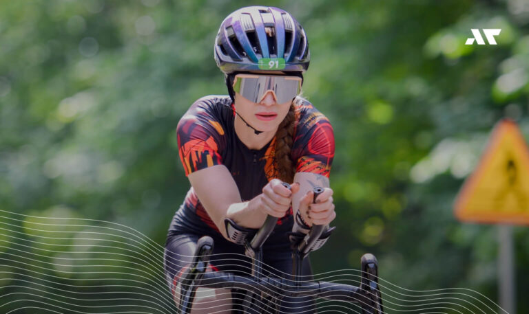 Zawodniczka podczas etapu kolarskiego JBL Triathlon Sieraków 2026 w pozycji aero na trasie rowerowej