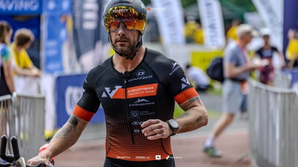 Zawodnik na mecie JBL Triathlon Sieraków 2026 w stroju triathlonowym podczas finiszu zawodów