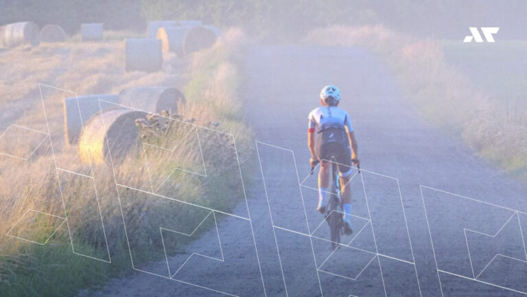 Zawodnik jadący po szutrowej trasie podczas Mana Lake Adventure Gravel Race