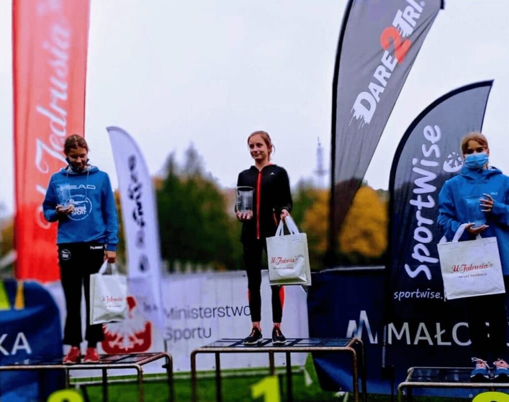 Martyna Gajda na podium zawodów triathlonowych – sukces młodej polskiej zawodniczki
