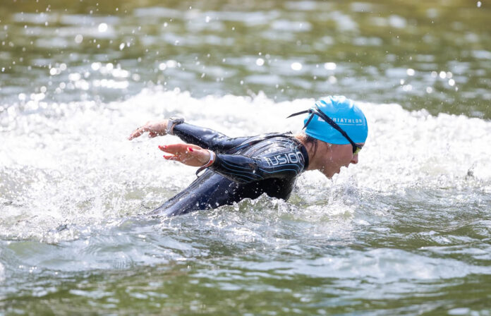 Forma trening vs zawody – zawodniczka triathlonu podczas etapu pływackiego w wodach otwartych