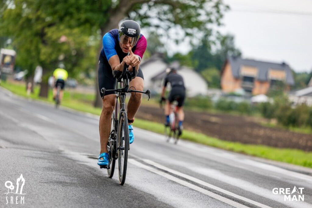 Zawodnik triathlonu skoncentrowany na trasie rowerowej podczas startu – przygotowanie mentalne w triathlonie