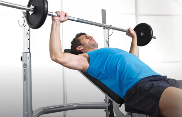 Trening siłowy triathlonisty – ćwiczenie siły uzupełniającej górnej części ciała na ławce