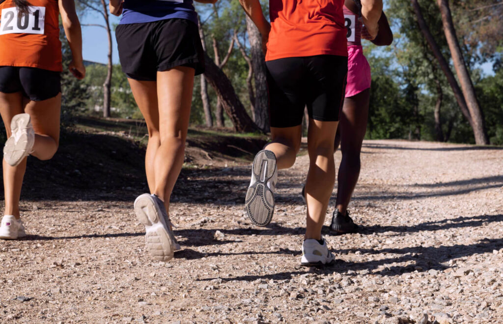 Zawodnicy biegnący w biegu ulicznym – przygotowanie biegowe w sezonie triathlonowym.
