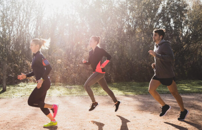 Trening biegowy w sezonie triathlonowym – zawodnicy podczas wspólnego biegu w terenie.