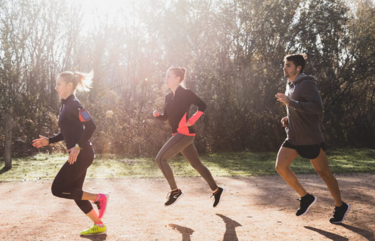 Trening biegowy w sezonie triathlonowym – zawodnicy podczas wspólnego biegu w terenie.