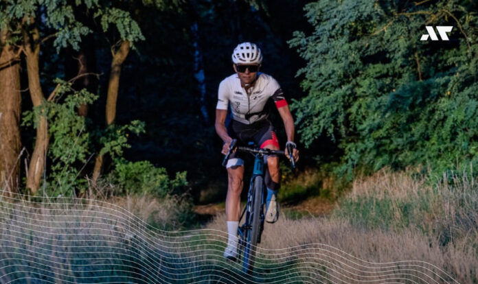 Triathlonista jadący na rowerze gravelowym podczas przygotowań do sezonu triathlonowego