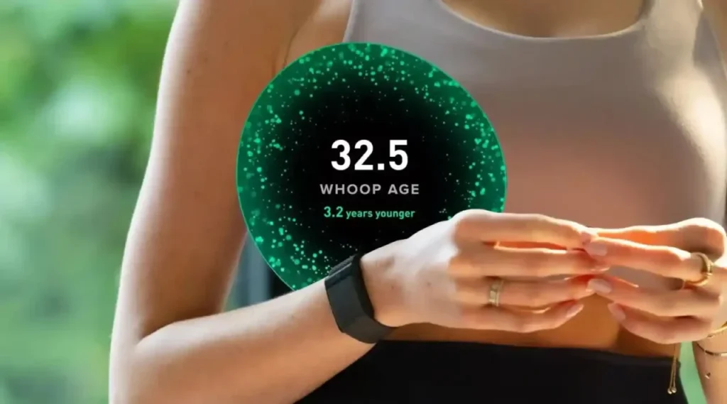 Opaska WHOOP pokazująca wskaźnik WHOOP Age – monitoring regeneracji i obciążenia treningowego w triathlonie
