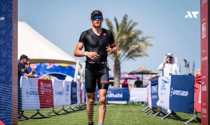 Wojtek Kopyciński podczas zawodów triathlonowych na dystansie 1/2 Ironman