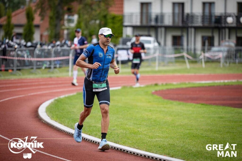Zawodnik podczas etapu biegowego na zawodach GREATMAN Kórnik. Fot. Jarosław Koperski