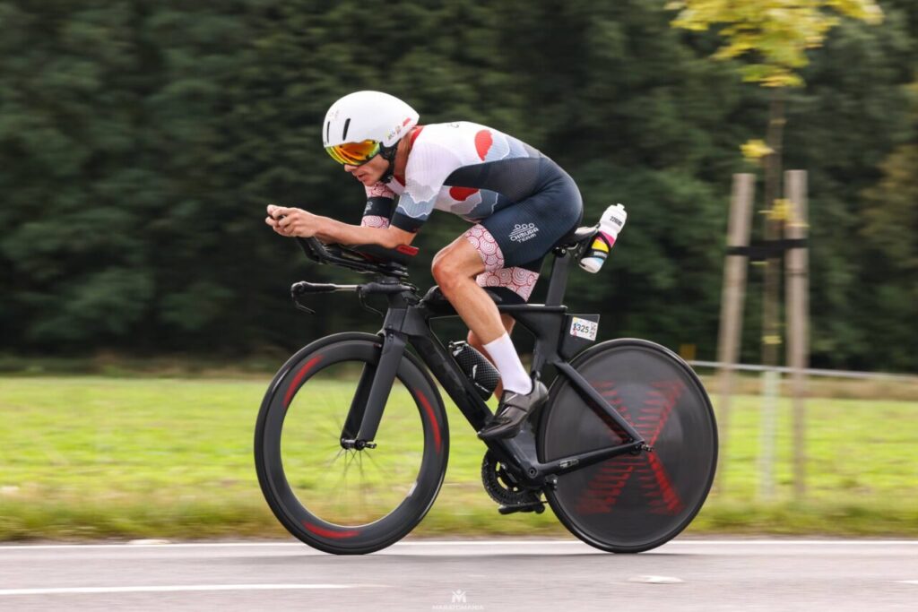 Zawodnik podczas etapu kolarskiego na zawodach GREATMAN Kórnik. Fot. Maratomania.pl