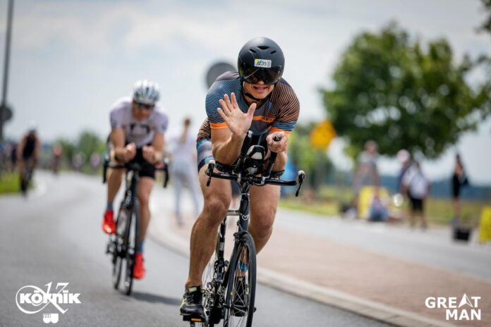 Zawodnik podczas etapu kolarskiego na zawodach GREATMAN Kórnik. Fot. Jarosław Koperski