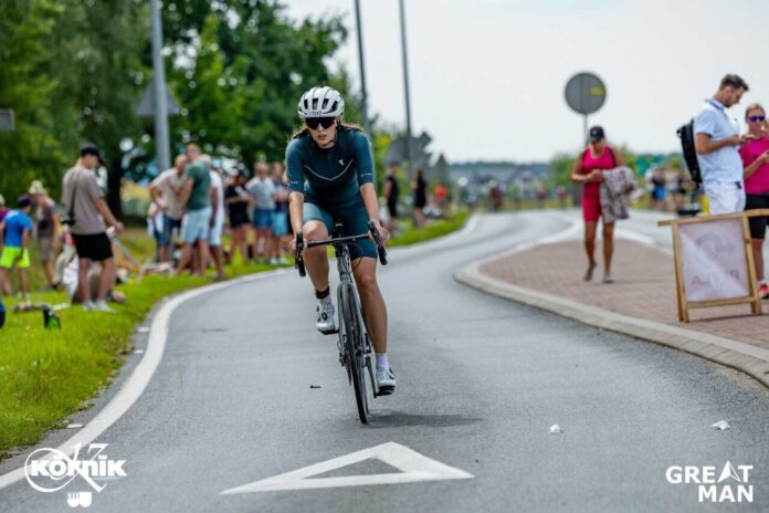 Triathlonistka podczas etapu kolarskiego na zawodach GREATMAN Kórnik. Fot. Jarosław Koperski