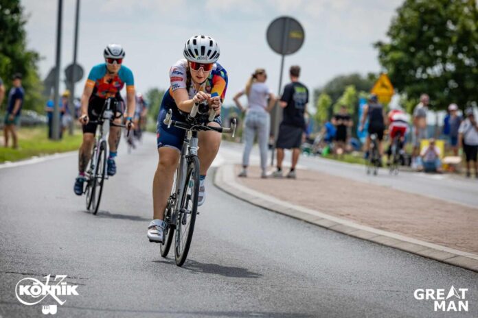 Zawodniczka podczas etapu kolarskiego na zawodach GREATMAN Kórnik. Fot. Jarosław Koperski