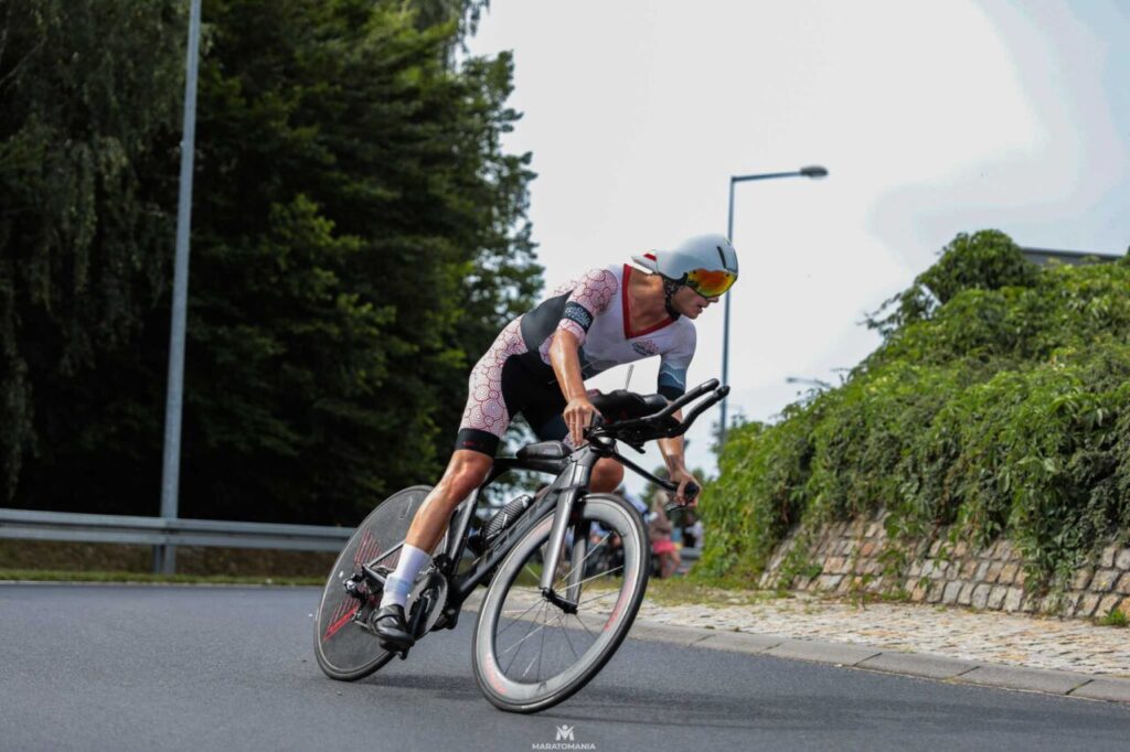 Zawodnik podczas etapu kolarskiego na zawodach GREATMAN Kórnik. Fot. Maratomania.pl