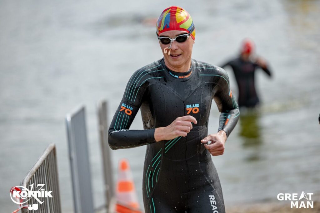 Zawodniczka po wyjściu z wody podczas zawodów GREATMAN Kórnik. Fot. Jarosław Koperski