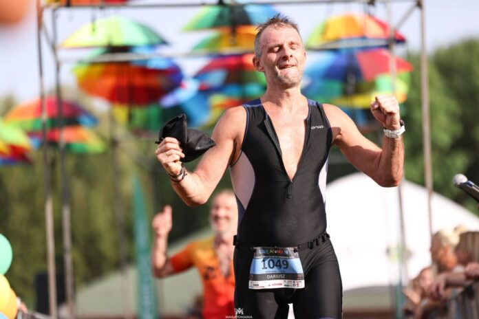 Zawodnik na mecie zawodów triathlonowych GREATMAN Kórnik. Fot. Maratomania.pl