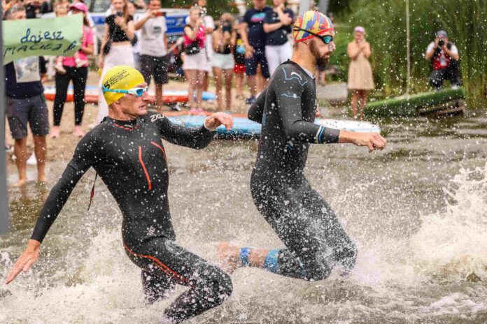 Zawodnicy podczas wyjścia z wody na zawodach triathlonowych GREATMAN Kórnik. Fot. Maratomania.pl
