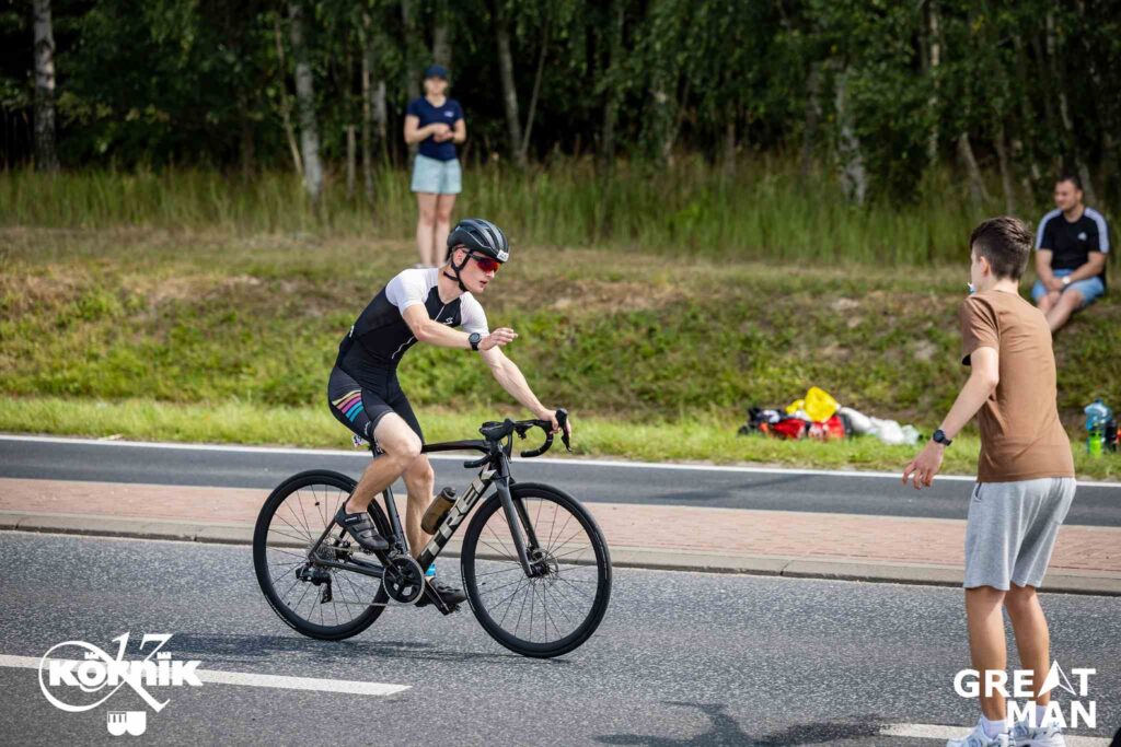 Zawodnik na trasie kolarskiej podczas zawodów GREATMAN Kórnik. Fot. Jarosław Koperski