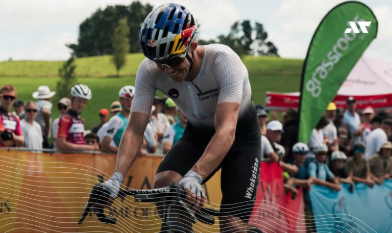 Hayden Wilde podczas etapu kolarskiego na zawodach triathlonowych Oceania Sprint Championships w Napier w sezonie 2026