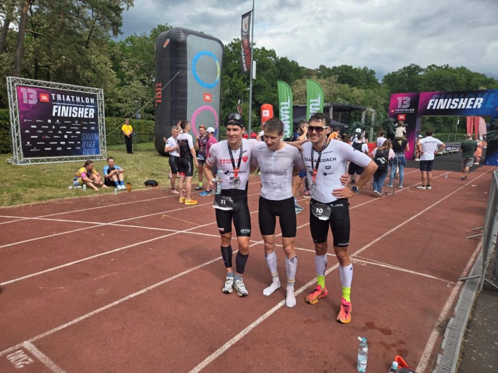 Jacek Krawczyk na mecie JBL Triathlon Sieraków po ustanowieniu rekordu trasy w rywalizacji mężczyzn
