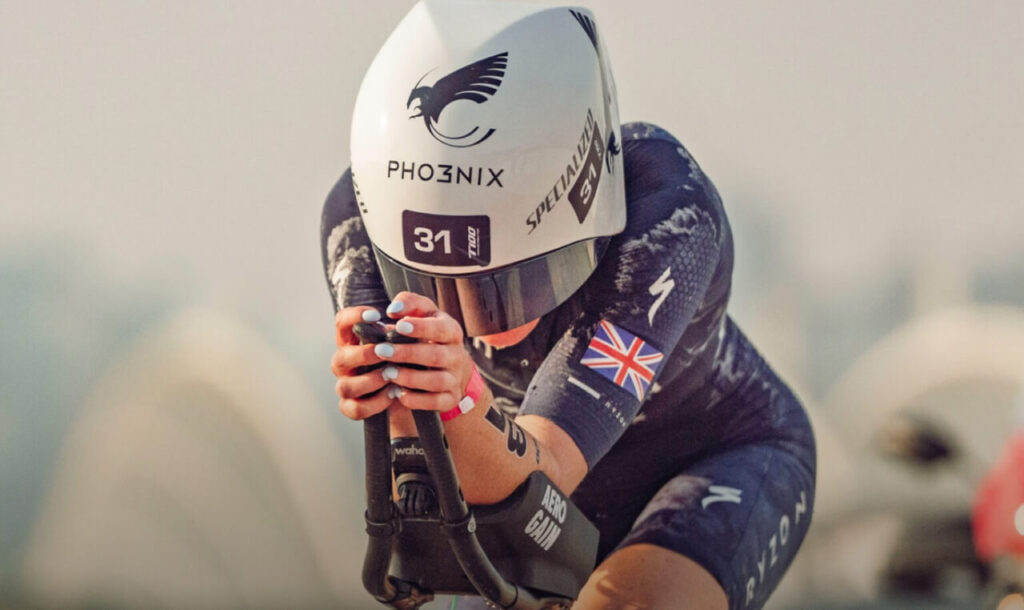Kate Waugh podczas jazdy na rowerze w wyścigu T100 Triathlon World Tour
