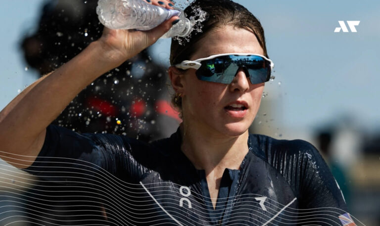 Kate Waugh chłodzi się wodą podczas zawodów T100 Triathlon World Tour