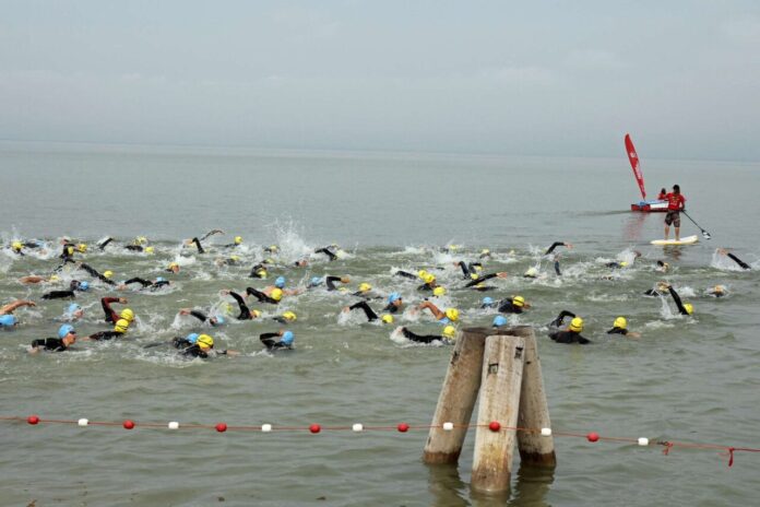 poranek startowy w triathlonie – zawodnicy przed wejściem do wody